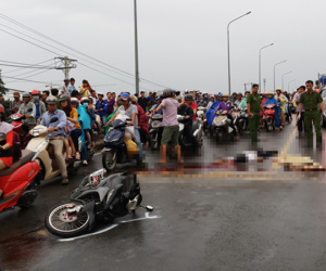 Va chạm với xe tải, thanh niên tử vong, cầu Phú Xuân ùn ứ kéo dài