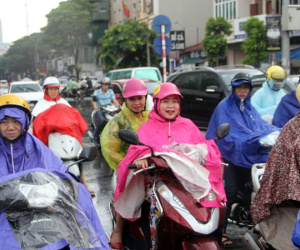 Video: Hà Nội 'hả hê' đón mưa giải nhiệt sau đợt nóng nghẹt thở