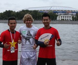 Xuất hiện ở World Cup, nhà vô địch thế giới trổ tài tâng... quả trứng