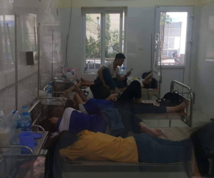 Hà Nội: Bệnh viện quá tải vì hàng trăm học viên đau bụng nhập viện