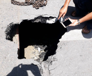 Hà Nội: Chiếc hố khiến xe buýt bị sụt là... bể phốt