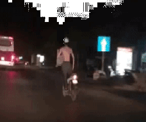 Nghệ An: Một thanh niên vừa đi xe máy vừa 'múa ba-lê' khiến nhiều người hoảng hốt