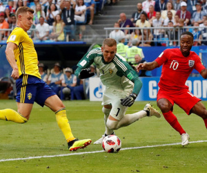 Chơi dở tệ, Sterling may mắn thoát 'tội đồ' nhờ thủ môn Pickford