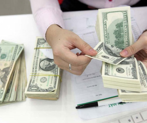 Giá USD 'chợ đen' tiếp tục tăng, chạm mức 23.220 đồng