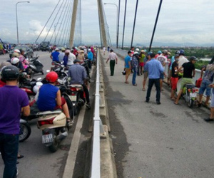 Gọi điện thoại nói chuyện với bố xong, nam thanh niên nhảy cầu tự tử