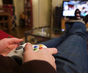 Hẹn hò với bạn chơi game, cậu bé 14 tuổi trở thành đồ chơi tình dục của 2 phụ nữ