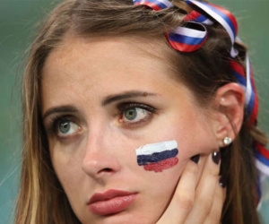 Những 'bóng hồng' Nga bật khóc khi đội nhà dừng bước ở World Cup