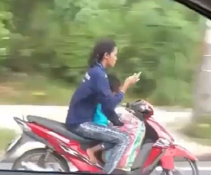 Sốc với clip 'nữ quái xế' chở trẻ nhỏ vẫn vô tư lướt Facebook