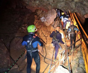 Thái Lan bắt đầu giải cứu đội bóng nhí trong hang Tham Luang
