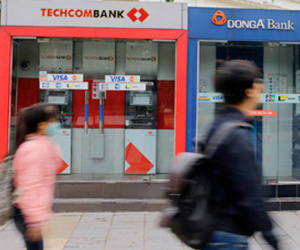 4 ông lớn ngân hàng lại bắt tay nhau tăng phí ATM nội mạng