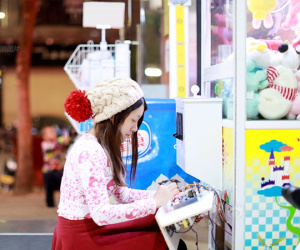 Bất chấp nghi hoặc về sở thích kỳ lạ, cô gái bỏ hơn trăm triệu đồng gắp ngàn con thú bông để nhận ra bài học cuộc sống quý giá