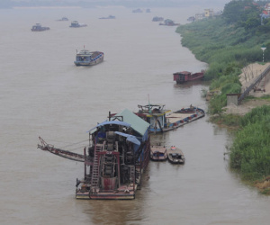 Cận cảnh 'cát tặc' lộng hành phớt lờ chỉ đạo của Chủ tịch Hà Nội