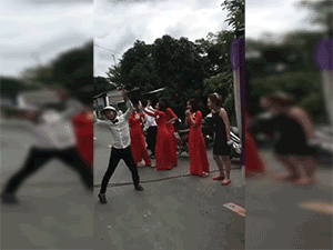 Cô dâu chú rể và đội bê tráp kéo nhau ra 'quẩy' giữa đường gây cản trở giao thông