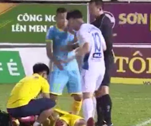Công Phượng nổi nóng lao vào đòi 'ăn thua đủ' vì cho rằng Tuấn Mạnh câu giờ