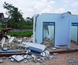 Đi phá tường nhà giúp hàng xóm, 2 người đàn ông bị tường sập đè tử vong