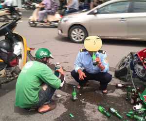 Góc tiếc của: Hai người đàn ông nhiệt tình đỡ giúp xe chở bia gặp nạn, còn uống giúp luôn mấy chai vỡ cho đỡ lãng phí