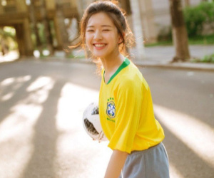 Khoác áo đội tuyển nào đội đó đều rời khỏi World Cup, hot girl này vẫn được yêu vì quá xinh đẹp