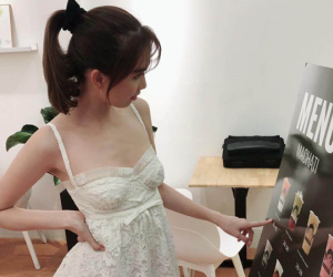 Ngọc Trinh khiến fan sững sờ khi vòng 1... không cánh mà bay
