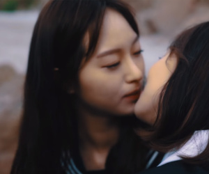 Cư dân mạng Hàn phản ứng gay gắt với MV chứa cảnh hôn đồng tính nữ nóng bỏng