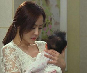 Nửa đêm không thấy chồng đâu, chết lặng trước cảnh tượng trong phòng chị dâu