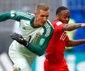 Nước Anh chia rẽ: Sterling 'chân gỗ' quá nhiều, Beckham phải lên tiếng