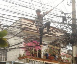 Thanh niên nghi ngáo đá đi trên dây điện rồi la lớn 'sợ bị giang hồ chém'
