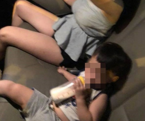 Cậu bé ngơ ngác nhìn mẹ bị đánh ghen trong ô tô: Cảnh tượng khiến bao người xót xa