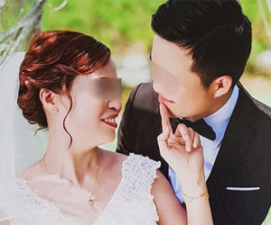 Cô dâu 61 tuổi ở Cao Bằng kể về bức ảnh chú rể quỳ gối bên bó hoa mua tím