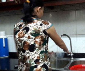 Mẹ bầu đau đầu vì ôsin ngày ngủ trưa 4 tiếng, chỉ nấu 1 bữa cơm, tháng nhận lương 7 triệu mà còn than mệt