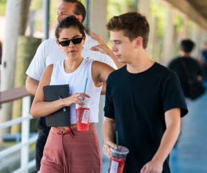 Selena Gomez bị bắt gặp hẹn hò cùng trai lạ giữa tin đính hôn của Justin Bieber
