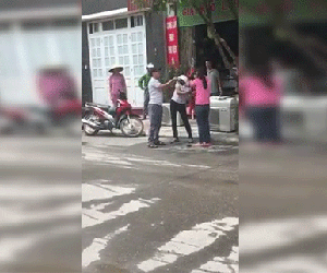 Thấy vợ xảy ra xích mích với bồ, chồng lao vào đánh chửi vợ thậm tệ giữa đường