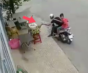 Tp.HCM: Thanh niên đi SH ăn trộm sầu riêng bày bán tại vỉa hè