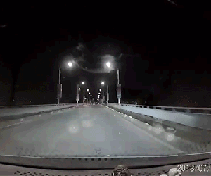 Video: Camera hành trình bất ngờ ghi lại cảnh một nam thanh niên nhảy cầu trong đêm