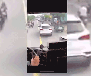 Video xe cứu hỏa bấm còi, bật đèn ưu tiên, ô tô 7 chỗ 'giả điếc', dân mạng nổi nóng