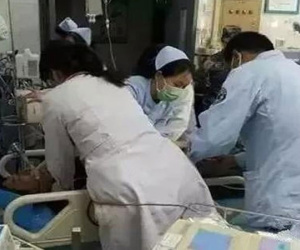 Vừa vào nhà tắm vài phút, người đàn ông bỗng ngã khuỵu xuống nền vì không nghe vợ dặn