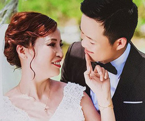 Xác định người chụp ảnh giấy đăng ký kết hôn của cô dâu 61 tuổi chú rể 26 tuổi