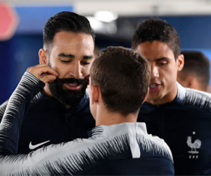 Griezmann vuốt râu Rami để lấy may cho tuyển Pháp