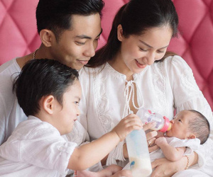 Lần đầu lộ hình ảnh khuôn mặt con gái mới sinh của Phan Hiển - Khánh Thi
