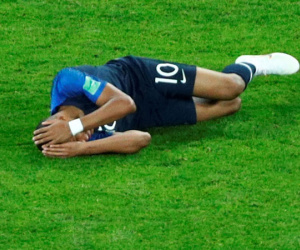 Mbappe tái diễn màn ăn vạ trong chiến thắng của Pháp