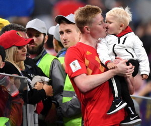 Sao tuyển Bỉ bình yên hôn con trai, dù thất bại trước cửa chung kết World Cup