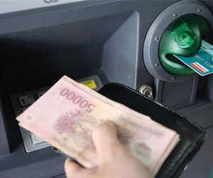 Tăng phí ATM nội mạng: Vì sao 'ông lớn' ngân hàng bị tuýt còi?