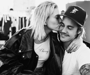 Thề thốt sẽ yêu nhau suốt đời, nhưng Justin Bieber bị phát hiện... chưa follow Instagram vợ sắp cưới