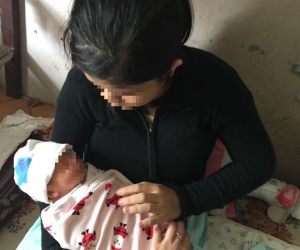 Vụ bé gái 14 tuổi bị mẹ bỏ, một mình chăm con trai nửa tháng tuổi: Kẻ xâm hại bé vừa lấy vợ, đang bị công an truy nã