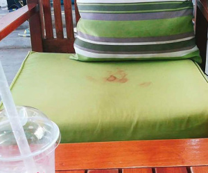Khách nữ ra về để lại vệt bẩn màu đỏ trên nệm ghế, nhân viên quán trà sữa đỏ mặt không biết lau kiểu gì