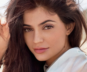 Kylie Jenner kiếm 900 triệu USD từ mỹ phẩm bình dân thần tốc thế nào?