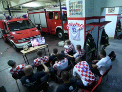 Lính cứu hỏa Croatia bỏ dở loạt luân lưu của đội nhà ở trận tứ kết World Cup, mất đúng 18 giây để lên đường khi có nhiệm vụ