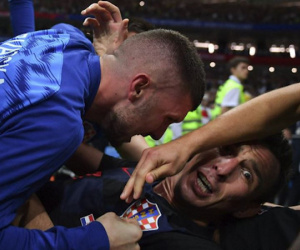 Mandzukic hốt hoảng khi phát hiện đè lên một phóng viên khi ăn mừng