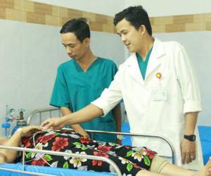 Nuốt cơm trắng chữa dị vật ở cổ, người phụ nữ suýt mất mạng