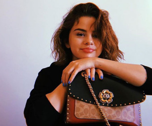 Selena Gomez mắt sưng húp, chúc phúc Justin Bieber và mong điều tốt nhất cho người cũ