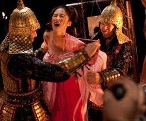 Sự thật ám ảnh về thủ cung sa, thủ thuật kiểm tra trinh tiết của phụ nữ thời xưa